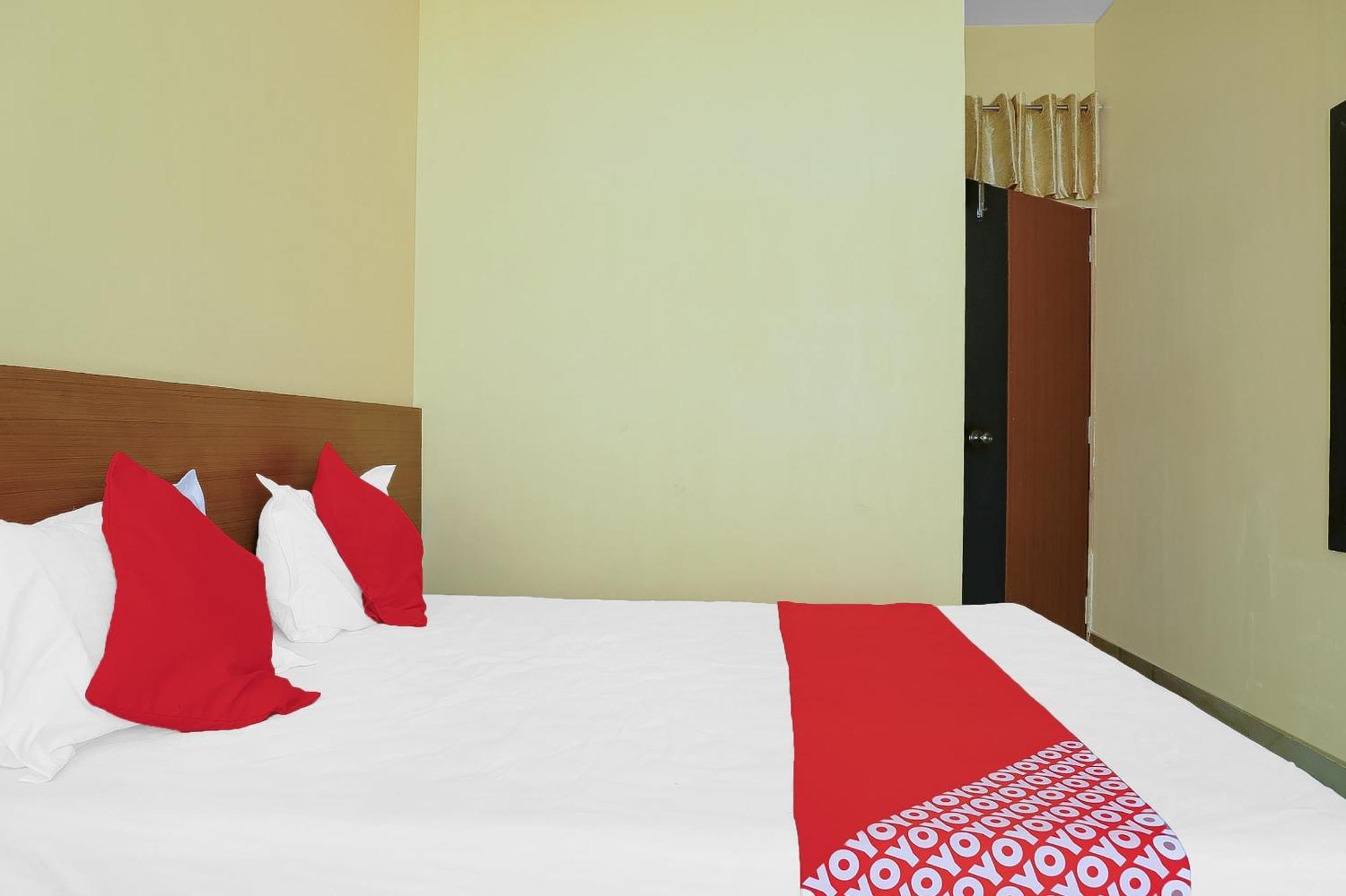 Oyo Hotel Shree Krishna Inn Rooms Surat Exterior photo